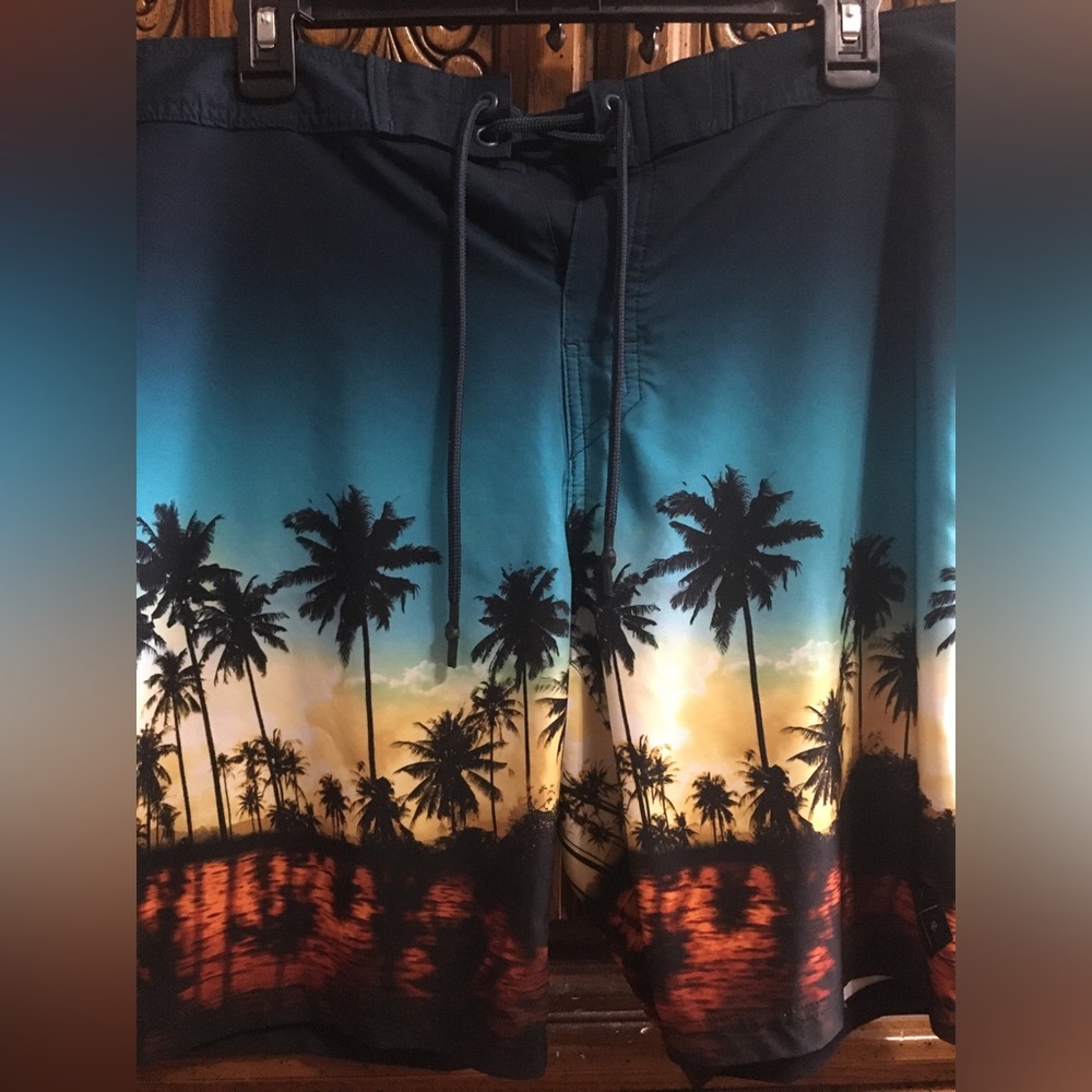 Mens Tropical Surf 🏄♂️ shorts - Picture 2 of 10
